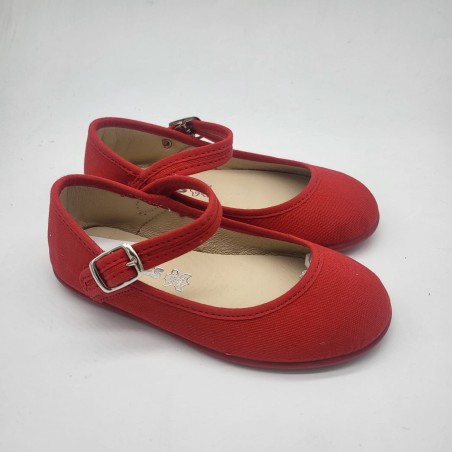 Zapatillas de tela en color rojo. Zapatilla tipo mercedes con hebilla en color rojo
