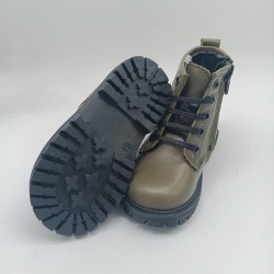 Botin estilo militar en piel verde oliva