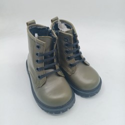 Botin estilo militar en piel verde oliva